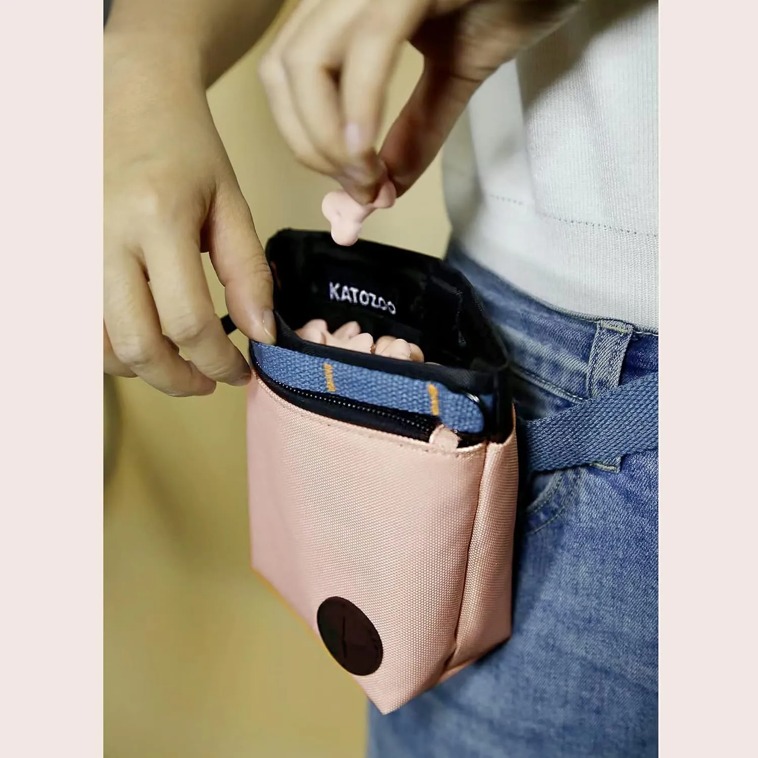 Dog Treat Pouch with Pet Training Clicker, Dog Training Treat Pouch Kit, Magnetic Closure, Hands-Free Training. (Pink)